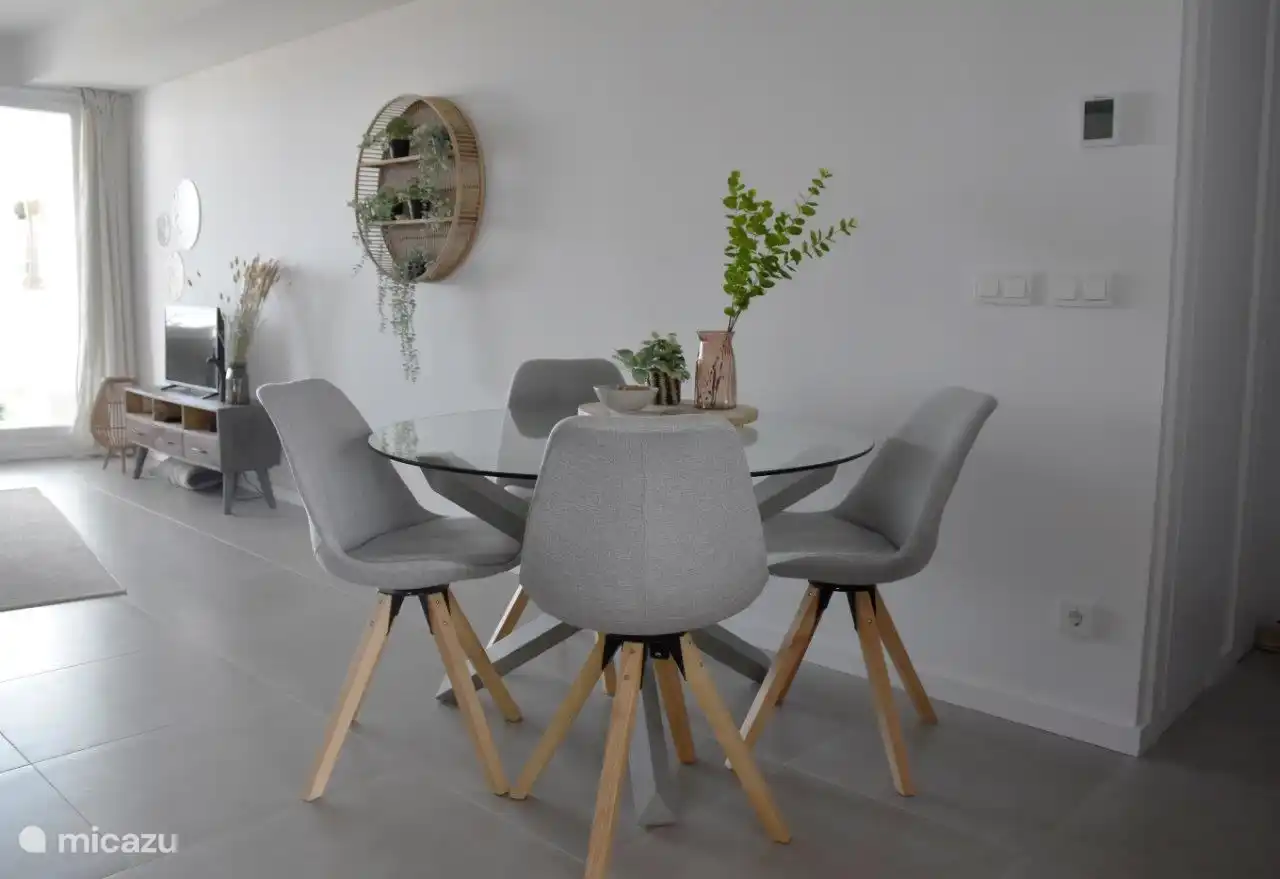 Coin repas avec de belles chaises