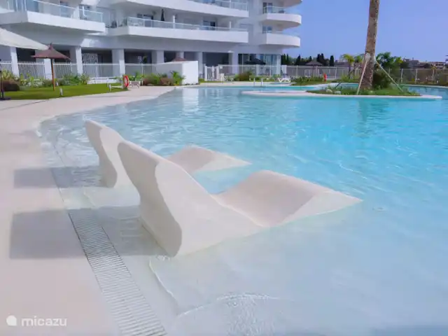 Gran Canet: luxe, strand, Valencia! huren in Spanje, Valencia, Canet d'En Berenguer - appartement Het heerlijke inloopzwembad op de begane grond met mooi aangelegde mediterrane tuien en ligweide.