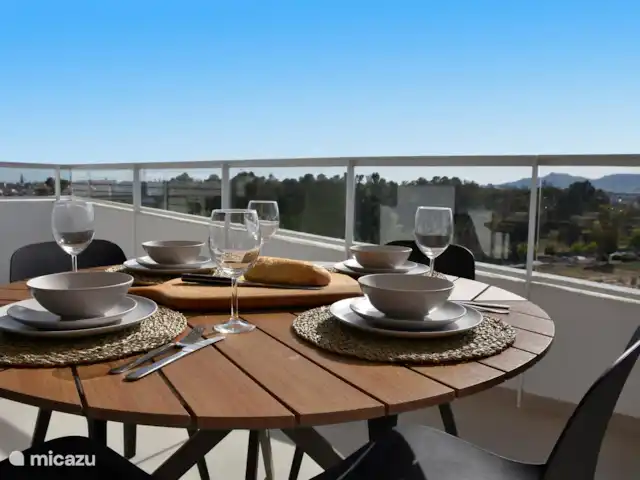 Gran Canet: luxe, strand, Valencia! huren in Spanje, Valencia, Canet d'En Berenguer - appartement Het achterterras heeft zicht op de bergen en heeft de middagzon. Elke dag geniet je hier ook van prachtige zonsondergangen. We hebben hier een fijne eethoek en 2 ligbedden geplaatst.