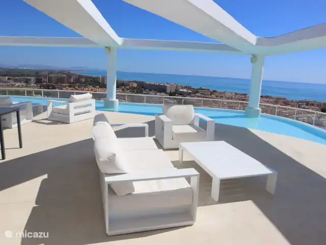 Gran Canet: luxe, strand, Valencia! huren in Spanje, Valencia, Canet d'En Berenguer - appartement Het lounge gedeelte op het dakterras op de 20ste verdieping met infinitypool en geweldig panoramisch uitzicht.