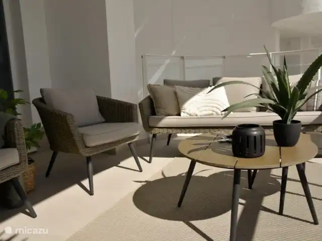 Gran Canet: luxe, strand, Valencia! huren in Spanje, Valencia, Canet d'En Berenguer - appartement  Op dit voorterras heeft u zeezicht en hier komt de zon op. Ook kijk je op het mooi aangelegde zwembad met de mediterrane tuin. We hebben hier een heerlijke lounge set geplaatst waar je in de ochtendzon kunt genieten van zeezicht onder het genot van een kopje koffie en een ontbijtje.