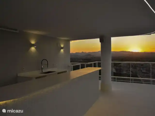 Gran Canet: luxe, strand, Valencia! huren in Spanje, Valencia, Canet d'En Berenguer - appartement In het hoogseizoen is de bar op de 20ste verdieping open voor een drankje.