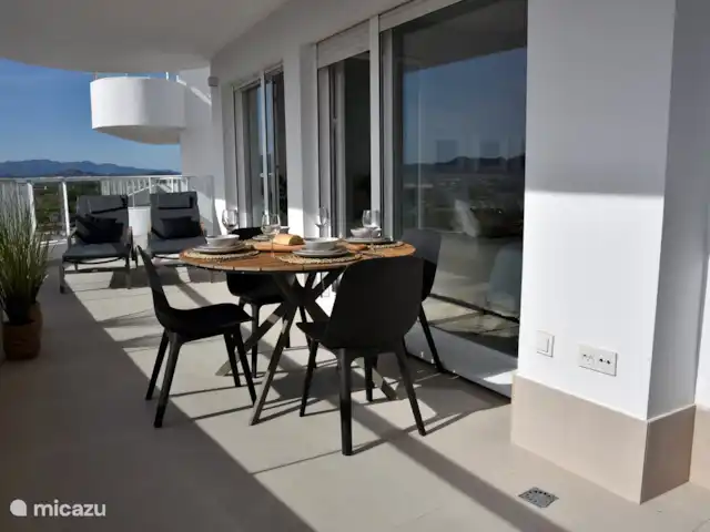 Gran Canet: luxe, strand, Valencia! huren in Spanje, Valencia, Canet d'En Berenguer - appartement Op dit terras heeft u uitzicht op de bergen van de Sierra Calderona en in de verte het historische dorpje Sagunto. U kunt hier elke dag de zon zien ondergaan achter de bergen. Op dit terras hebben we een fijne eethoek staan en 2 ligbedden om heerlijk van de middagzon te genieten.