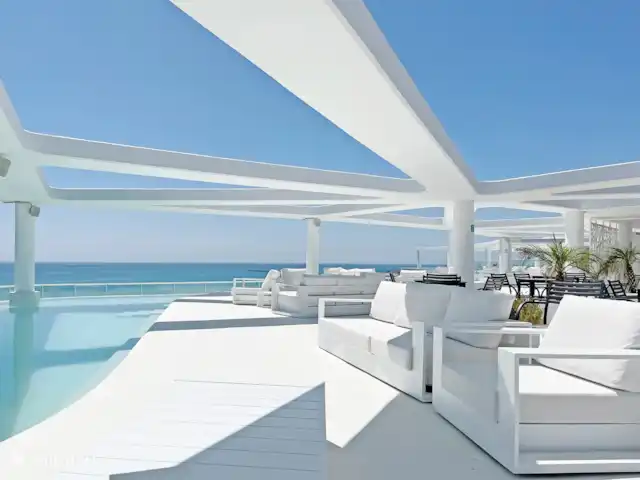 Gran Canet: luxe, strand, Valencia! huren in Spanje, Valencia, Canet d'En Berenguer - appartement Het lounge gedeelte op het dakterras op de 20ste verdieping met infinitypool en geweldig panoramisch uitzicht.