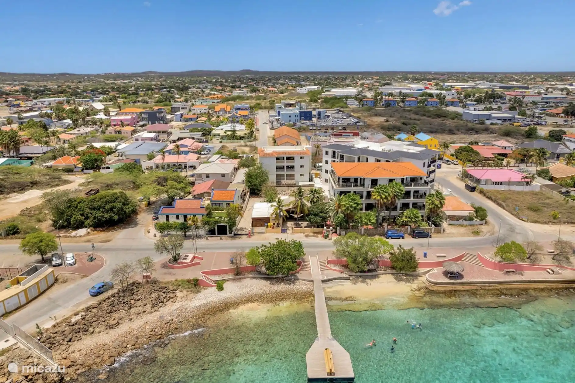 Het appartement ligt vlakbij het beroemde chachacha beach. Er is geen rechtstreekse doorgang maar links en rechts is het ongeveer 50 meter lopen.