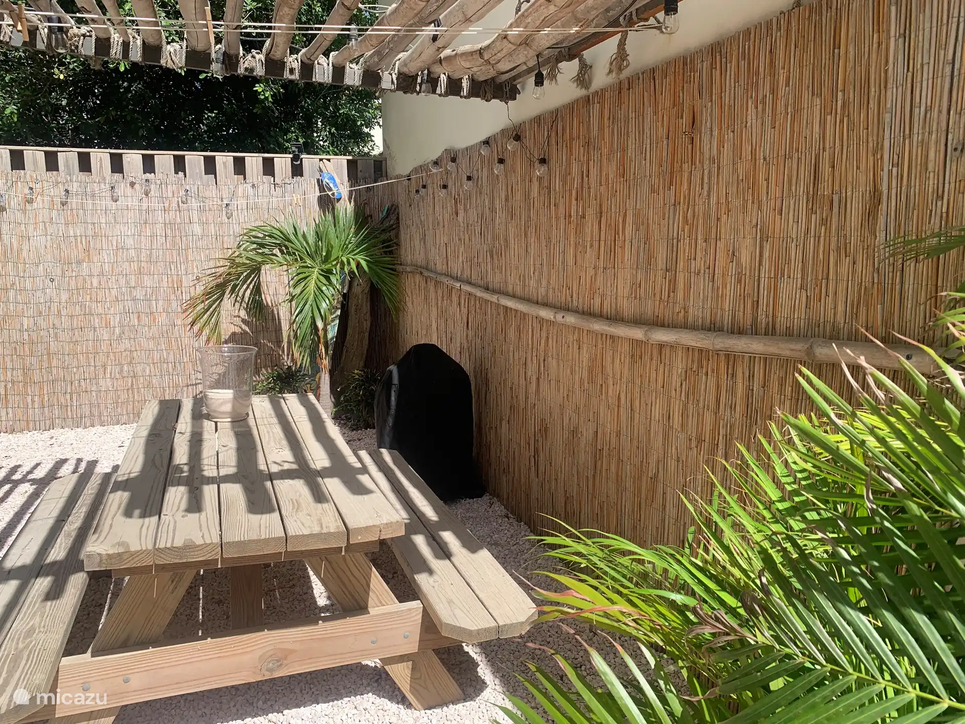 Er staat een grote Weber BBQ om heerlijk te BBQen