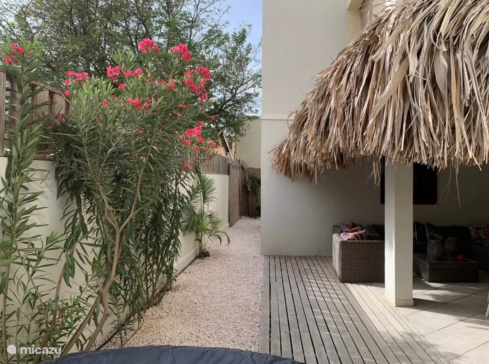 Doorkijkje naar de bbq area.