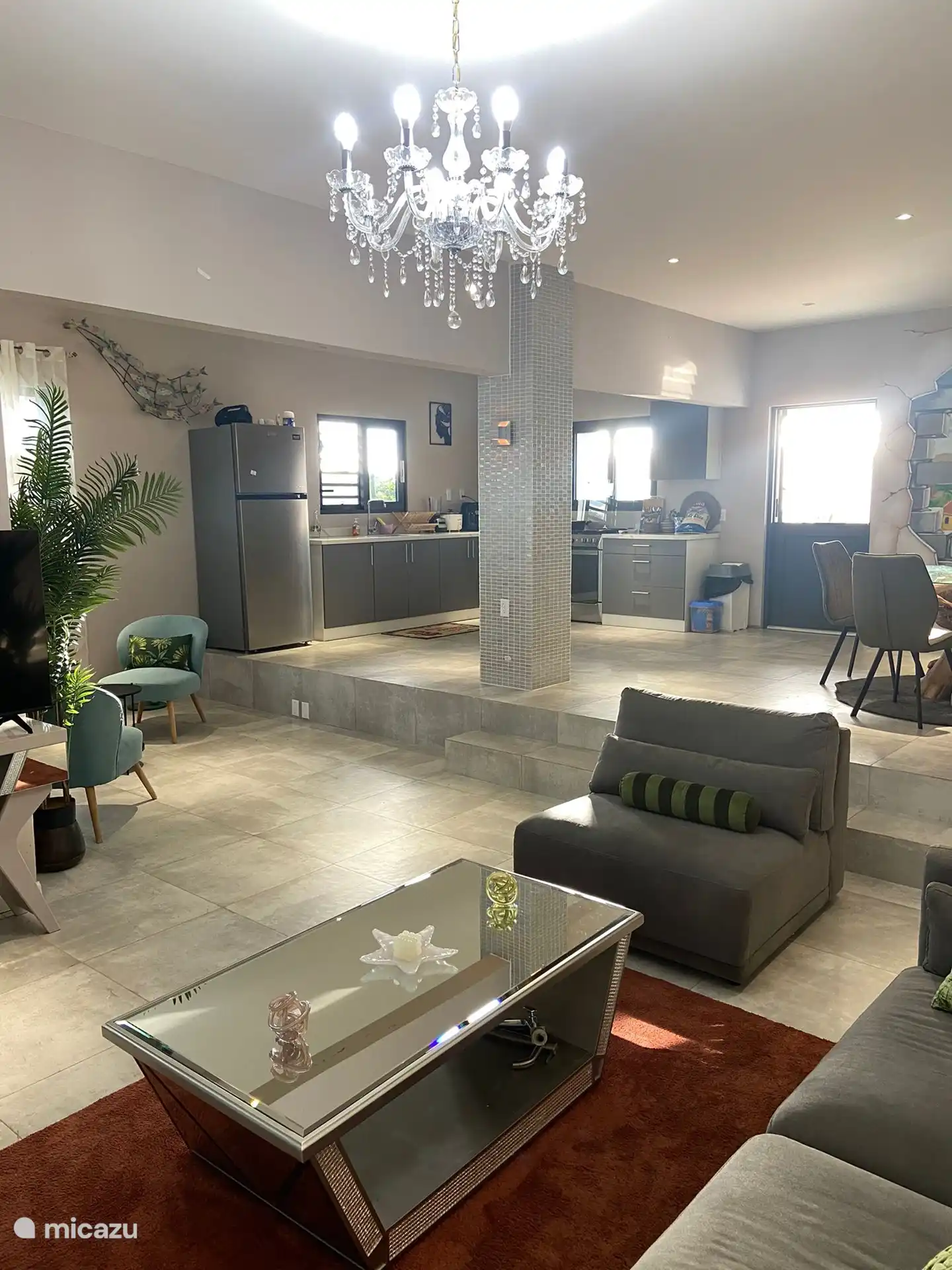 Séjour et cuisine ouverte.