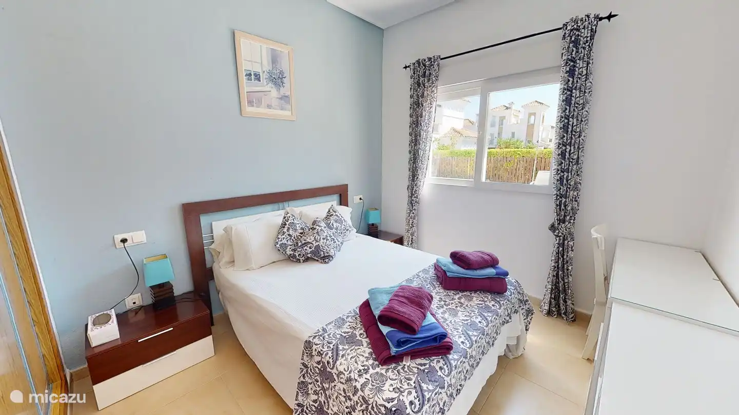 Chambre au rez-de-chaussée. Placard intégré. Climatisation.
bureau avec chaise.