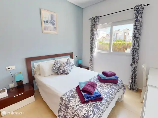 Casa Gofré | Espagne, Costa Cálida, Torre Pacheco - villa Chambre au rez-de-chaussée. Placard intégré. Climatisation.
bureau avec chaise.