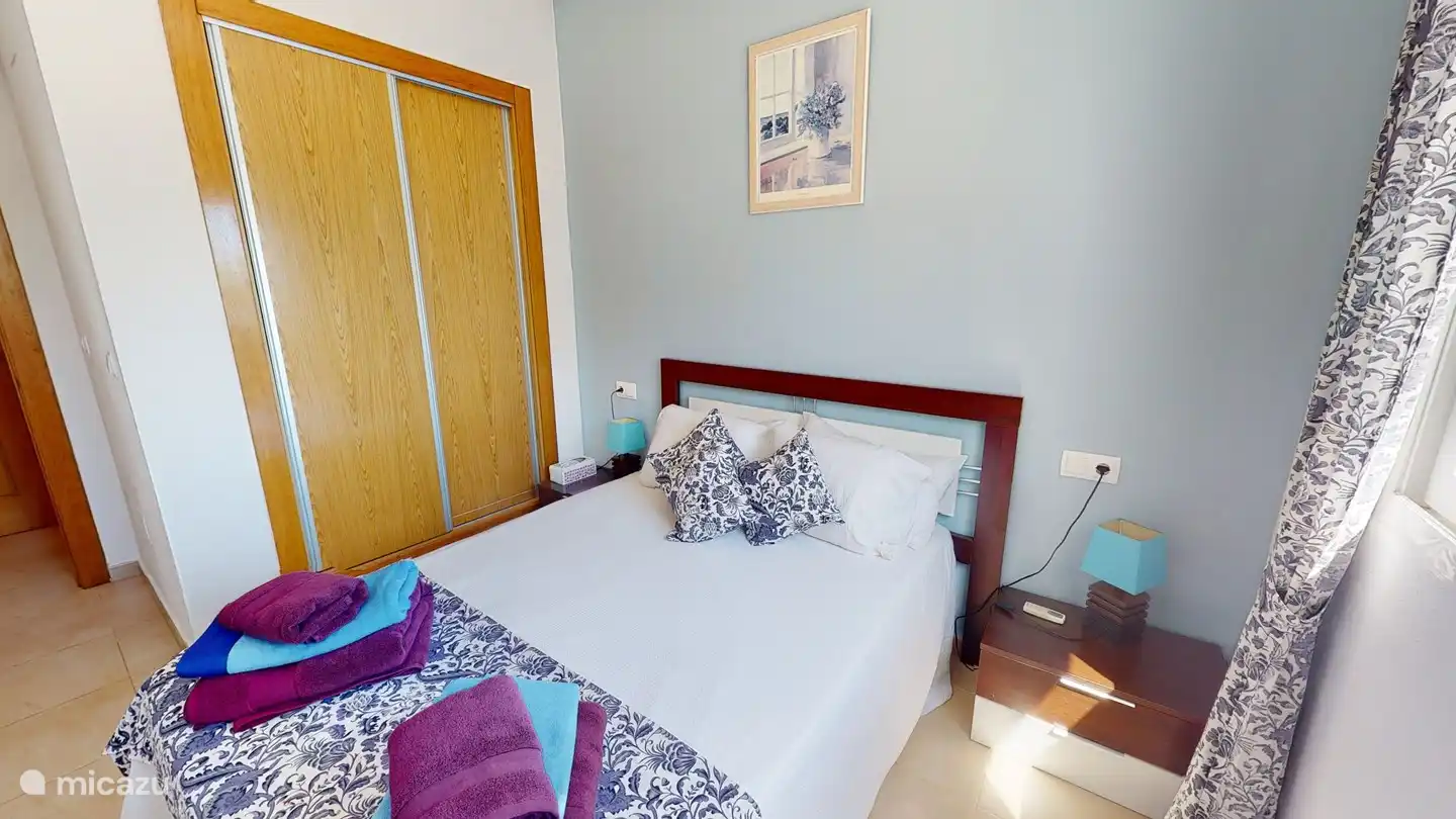 chambre au rez-de-chaussée. Placard intégré. Climatisation.
Bureau avec chaise.