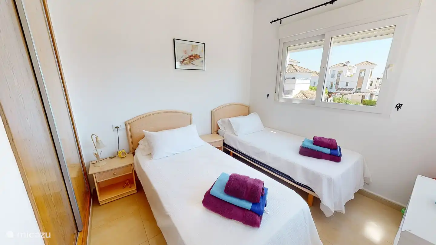 chambre 1 au 1er étage, les lits peuvent être rapprochés, le matelas a une fermeture éclair, donc cela devient un lit double. Placard intégré