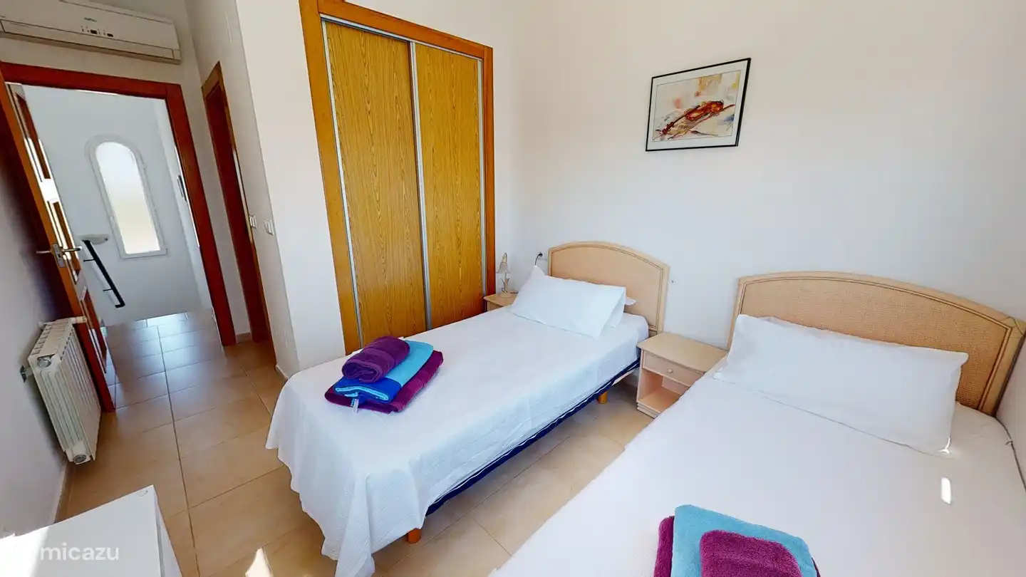 chambre 1 au 1er étage, les lits peuvent être rapprochés, le matelas a une fermeture éclair, il devient donc un lit double. Placard intégré.