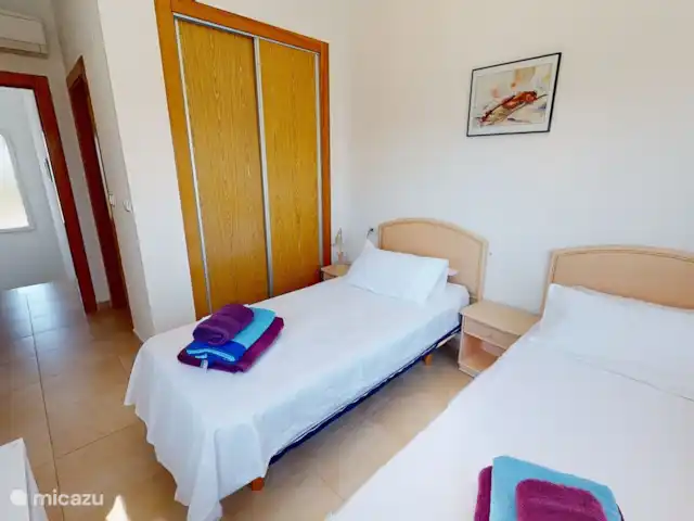 Casa Gofré | Espagne, Costa Cálida, Torre Pacheco - villa chambre 1 au 1er étage, les lits peuvent être rapprochés, le matelas a une fermeture éclair, il devient donc un lit double. Placard intégré.