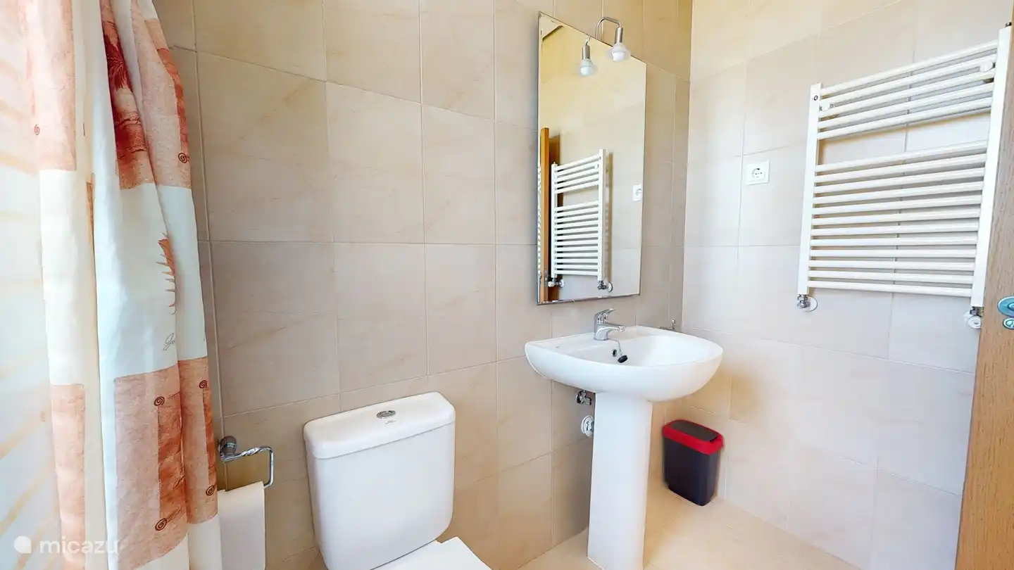 Salle de bain au 1er étage, adjacente à la chambre 1. La salle de bain a une baignoire, un bidet, un lavabo, des toilettes