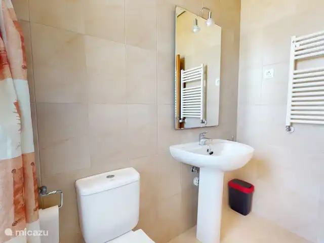 Casa Gofré | Espagne, Costa Cálida, Torre Pacheco - villa Salle de bain au 1er étage, adjacente à la chambre 1. La salle de bain a une baignoire, un bidet, un lavabo, des toilettes