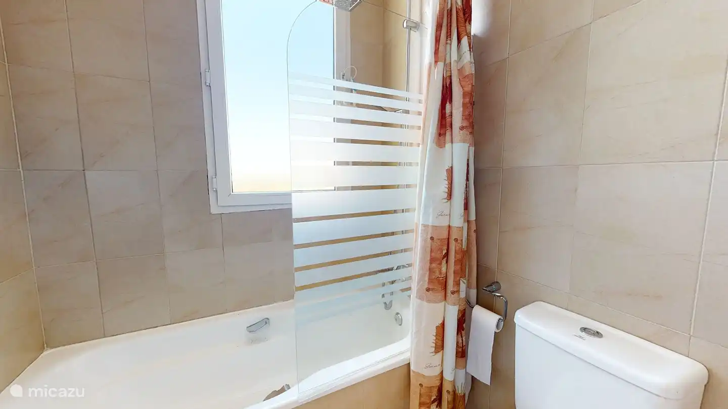 Salle de bain au 1er étage, adjacente à la chambre 1. La salle de bain a une baignoire, un bidet, un lavabo, des toilettes