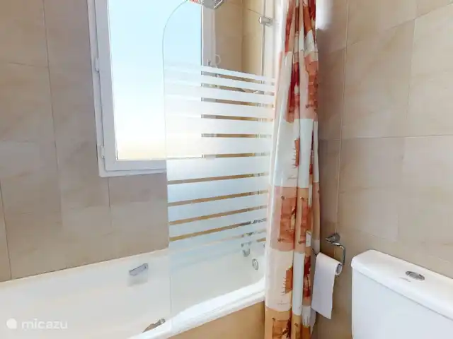 Casa Gofré | Espagne, Costa Cálida, Torre Pacheco - villa Salle de bain au 1er étage, adjacente à la chambre 1. La salle de bain a une baignoire, un bidet, un lavabo, des toilettes