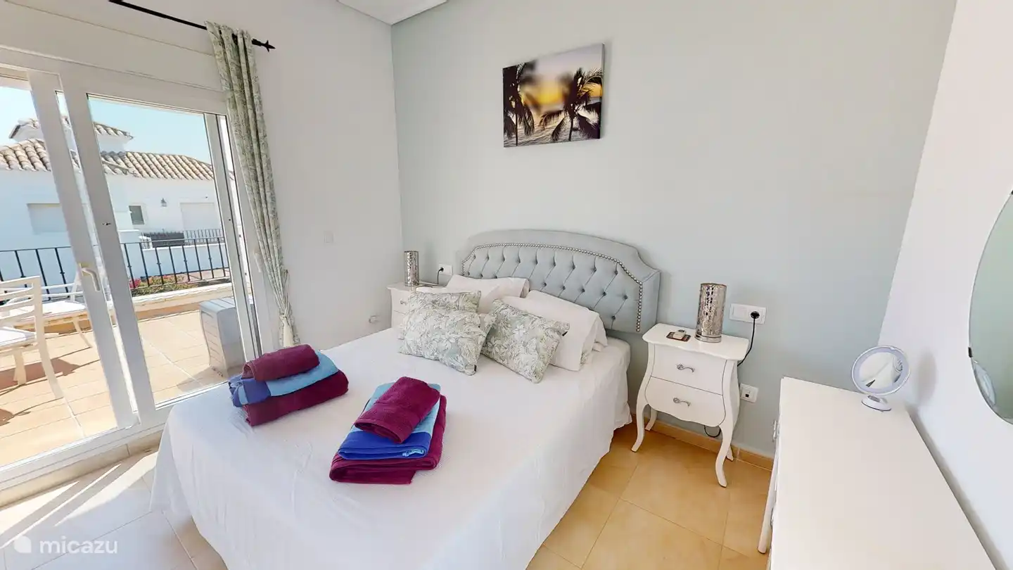 Chambre 2 (chambre principale), attenante à 2 terrasses. Placard intégré.