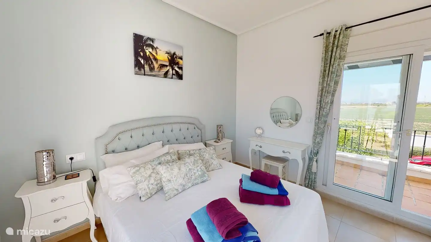 Chambre 2 (chambre principale), attenante à 2 terrasses. Placard intégré.