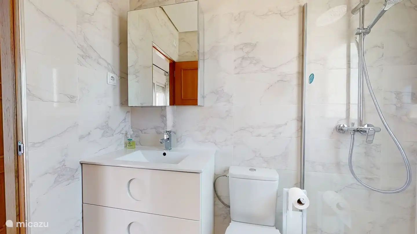 Salle de bain adjacente à la chambre principale.
Douche, lavabo, toilettes