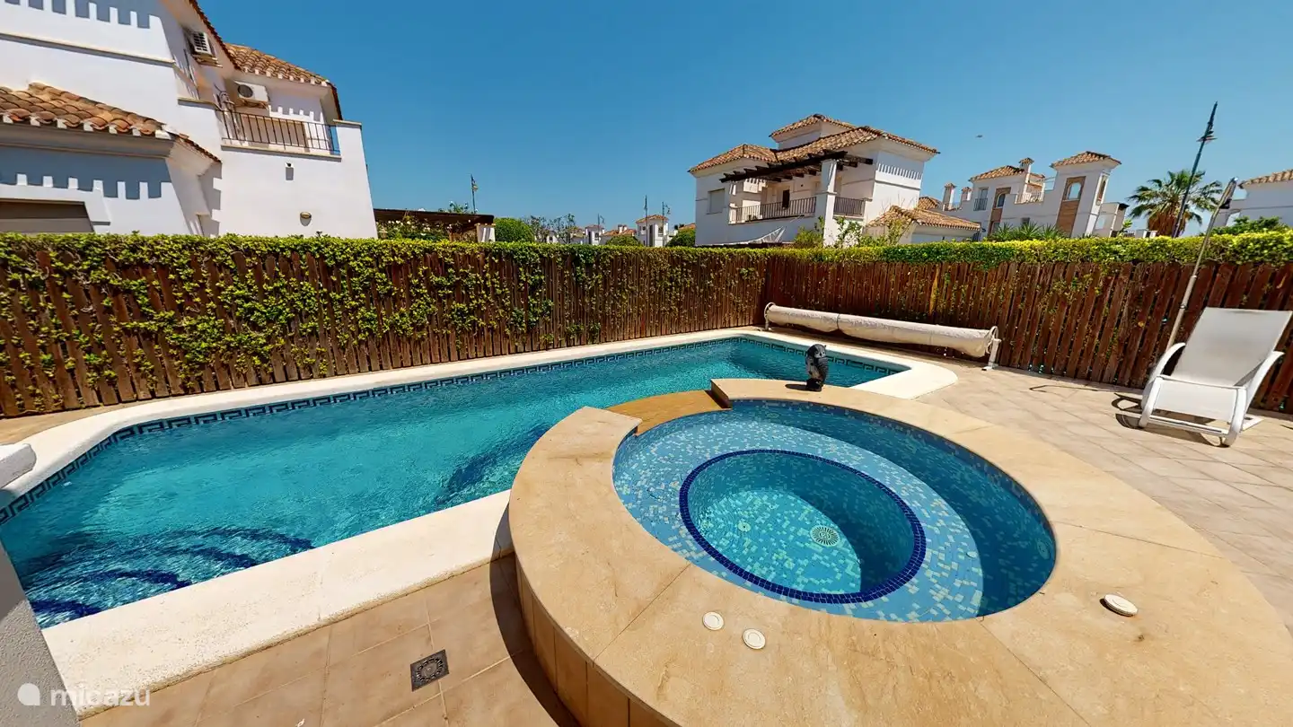 Piscine 7m par 4 m (chauffée ou non) chauffage sur demande lors de la réservation.
Jacuzzi, paillasson 2m