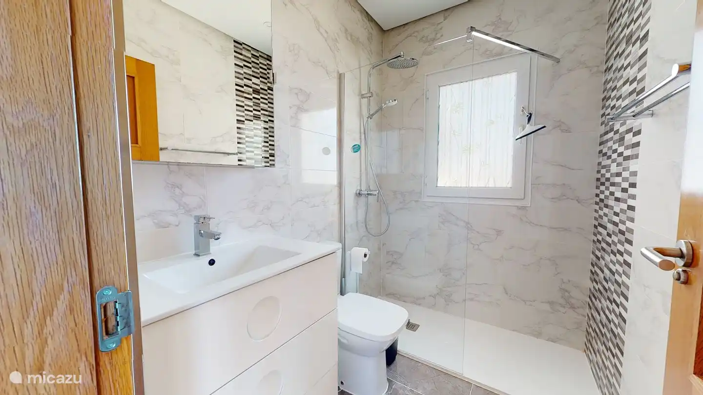 Salle de bain adjacente à la chambre principale.
Douche, lavabo, toilettes