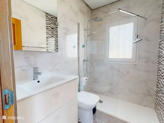 Casa Gofré | Espagne, Costa Cálida, Torre Pacheco - villa Salle de bain adjacente à la chambre principale.
Douche, lavabo, toilettes