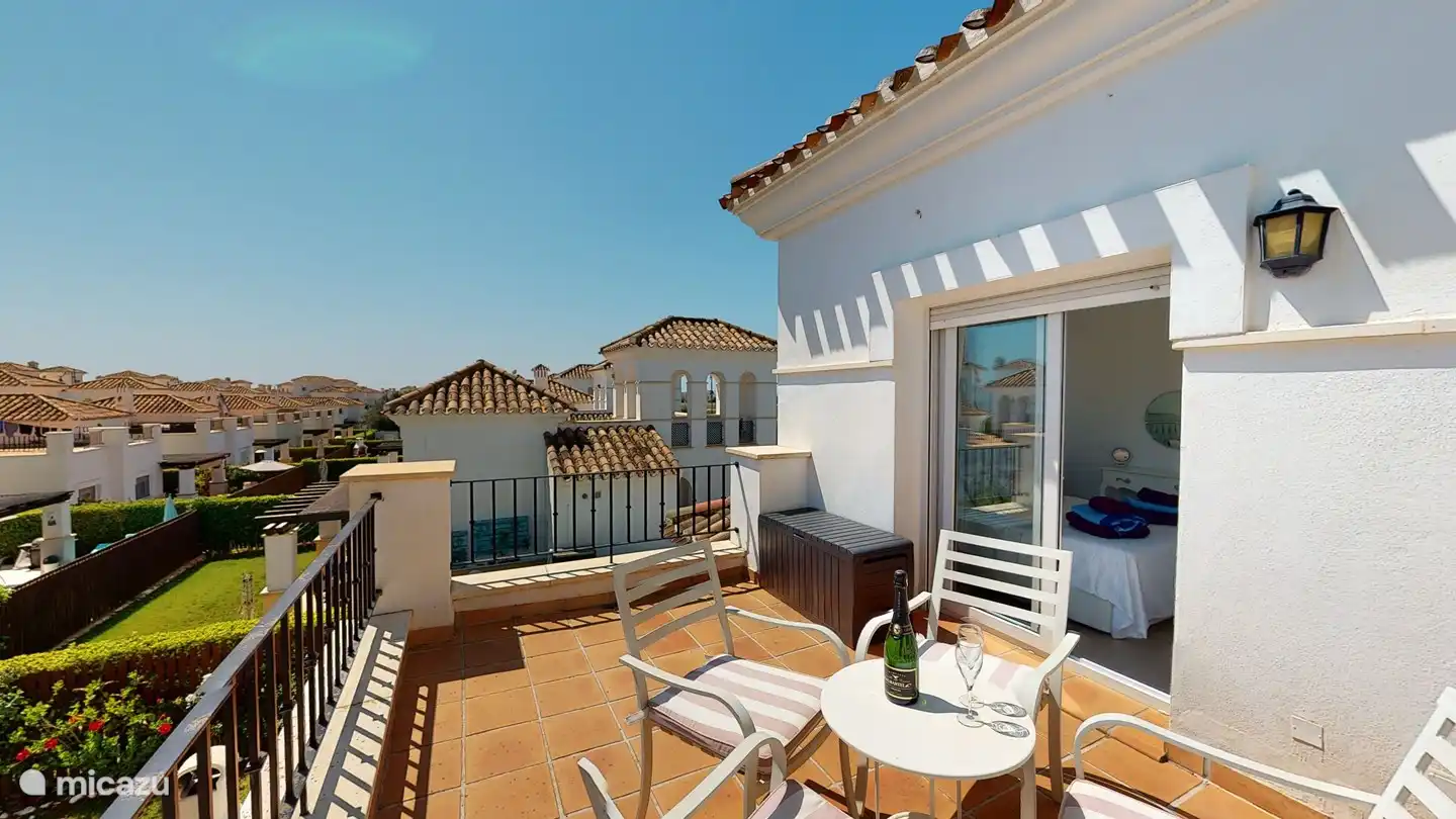Grande terrasse à l'arrière de la chambre principale.
Soleil dès les premières heures.
