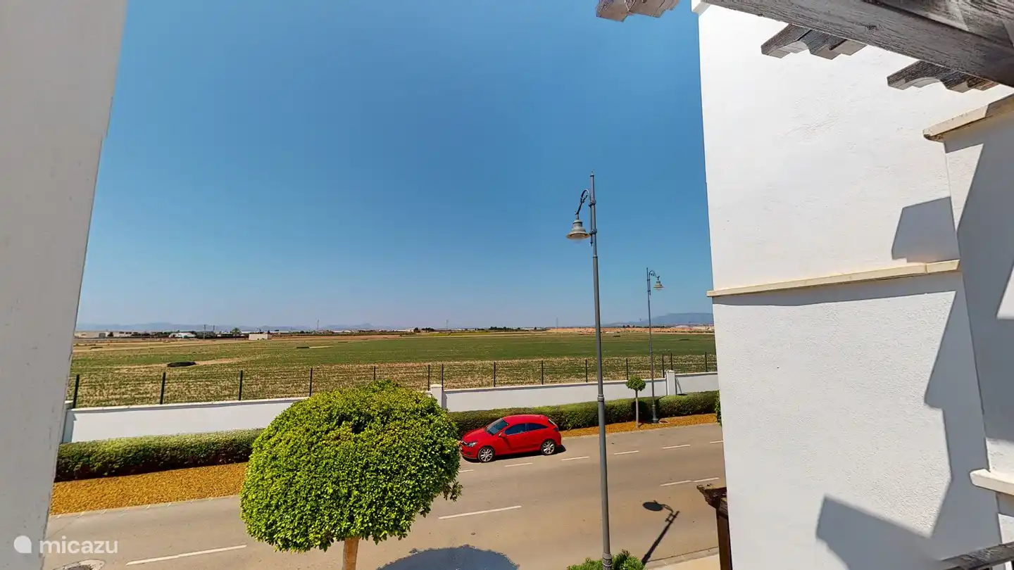 Photo prise de la petite terrasse (devant la maison)