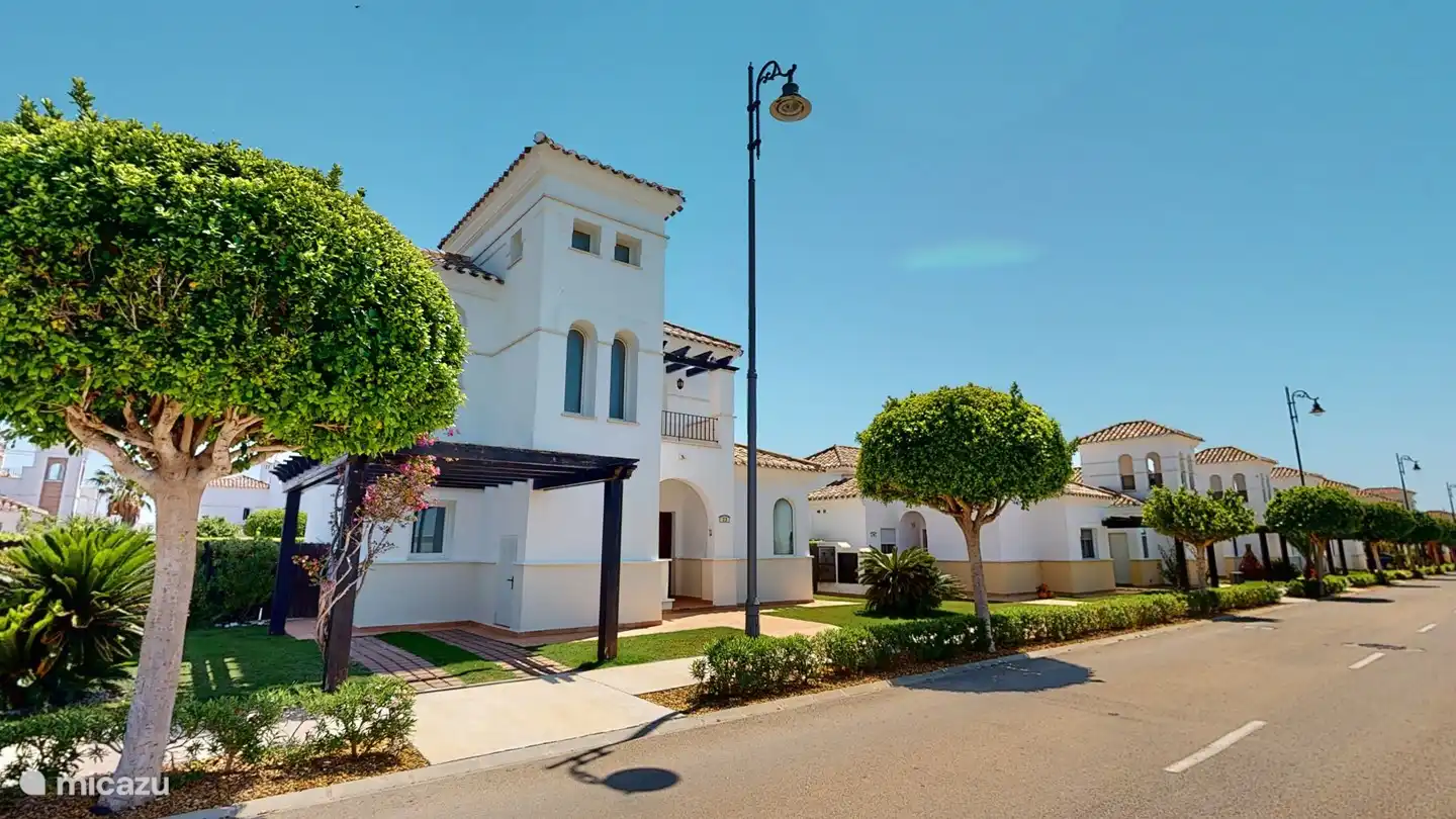 Façade de notre Casa Gofre
il y a 1 place de parking devant la maison, il y a encore des places de parking de l'autre côté de la piste.