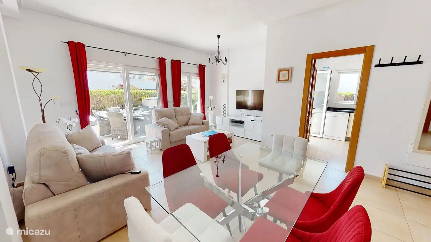 Séjour - salon - salle à manger. Télévision - Lecteur DVD
DVD, jeux de société.