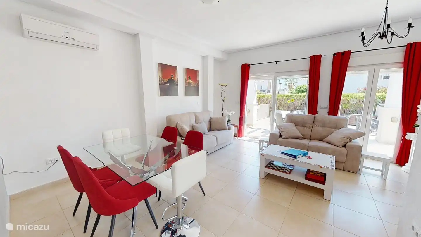 séjour - salon - salle à manger. Télévision - Lecteur DVD
DVD, jeux de société.