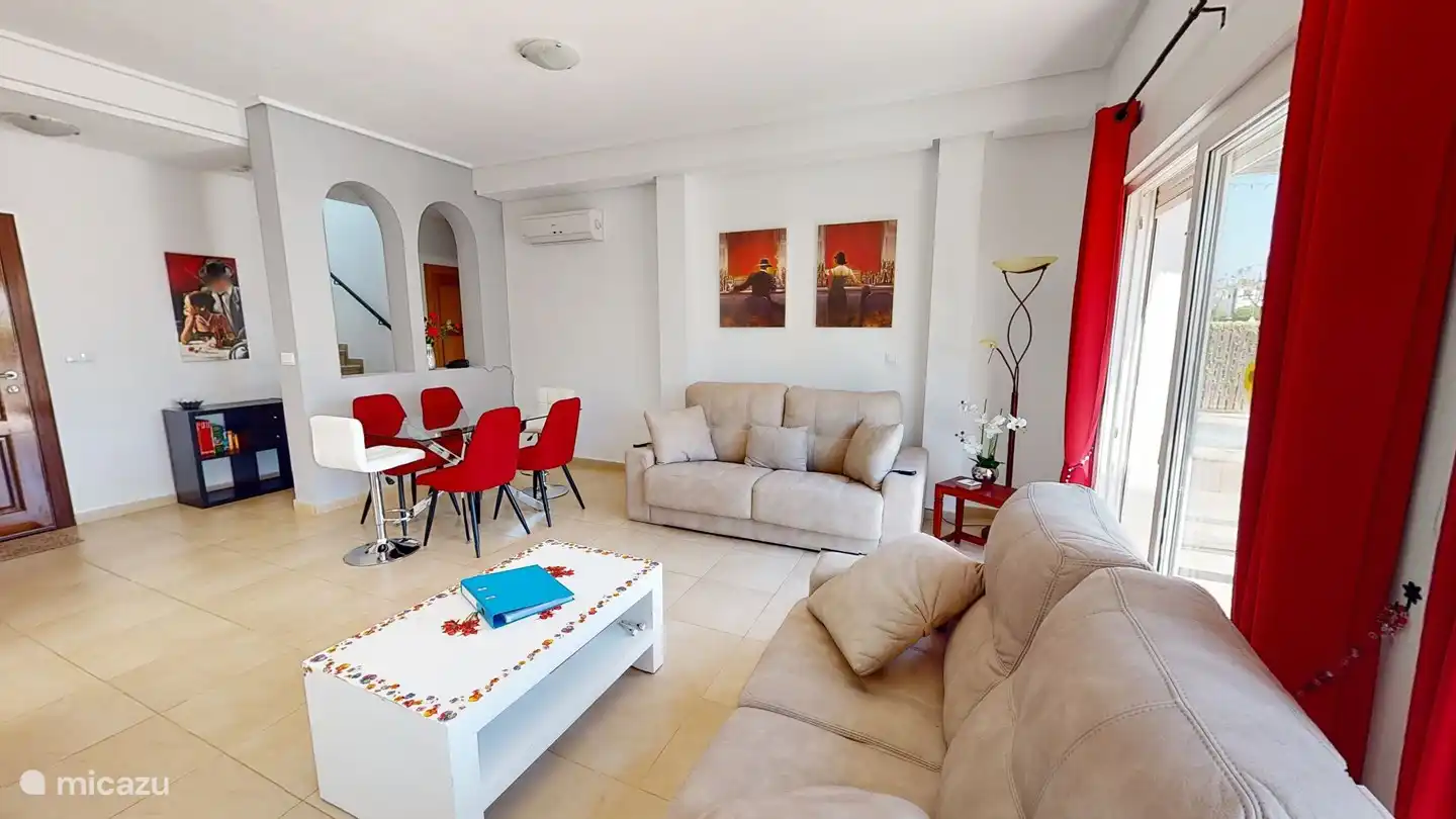 séjour - salon - salle à manger. Télévision - Lecteur DVD
DVD, jeux de société.