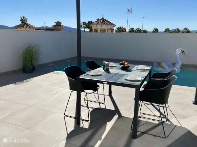 Location de Vacances Espagne, Costa Cálida, Mazarrón, villa - Villa Nikki-Adore La table à manger couverte avec vue sur la piscine