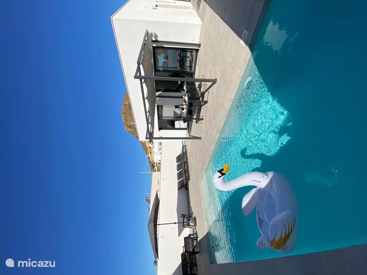 Terraza con gran piscina privada