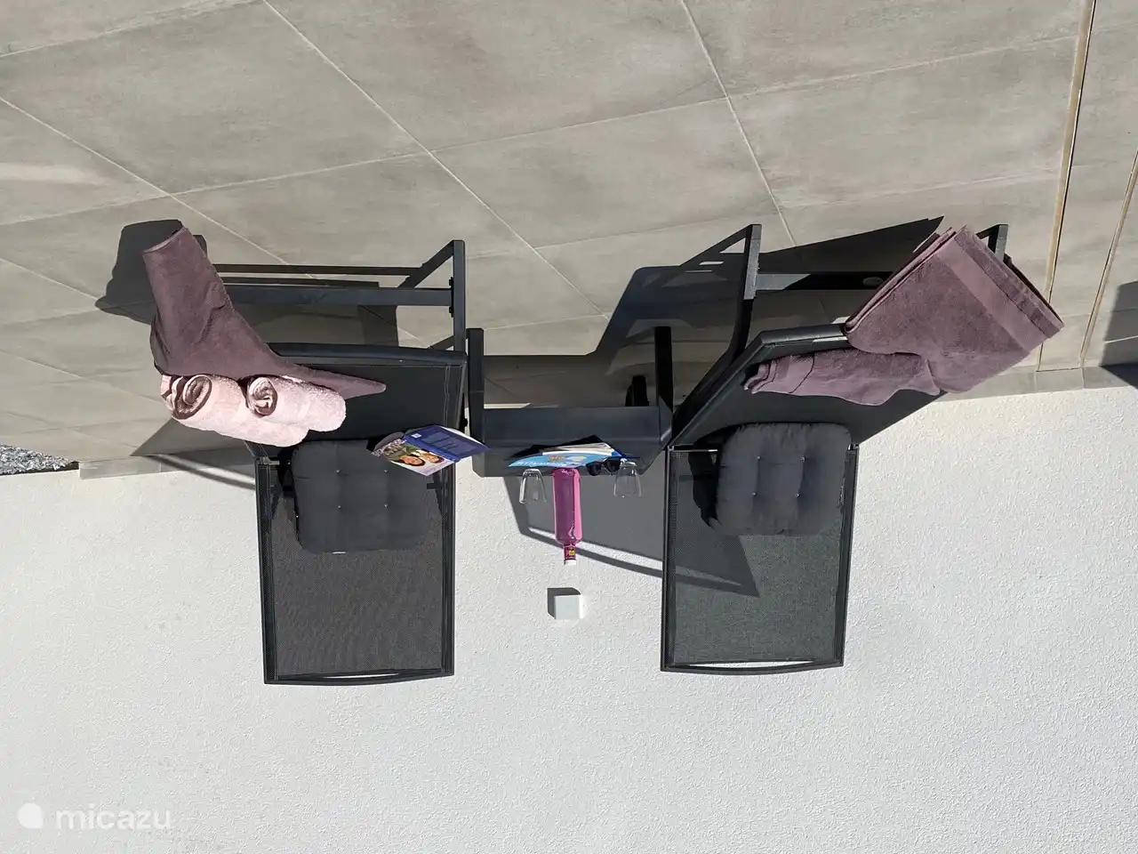 Amplia terraza con 4 cómodas tumbonas