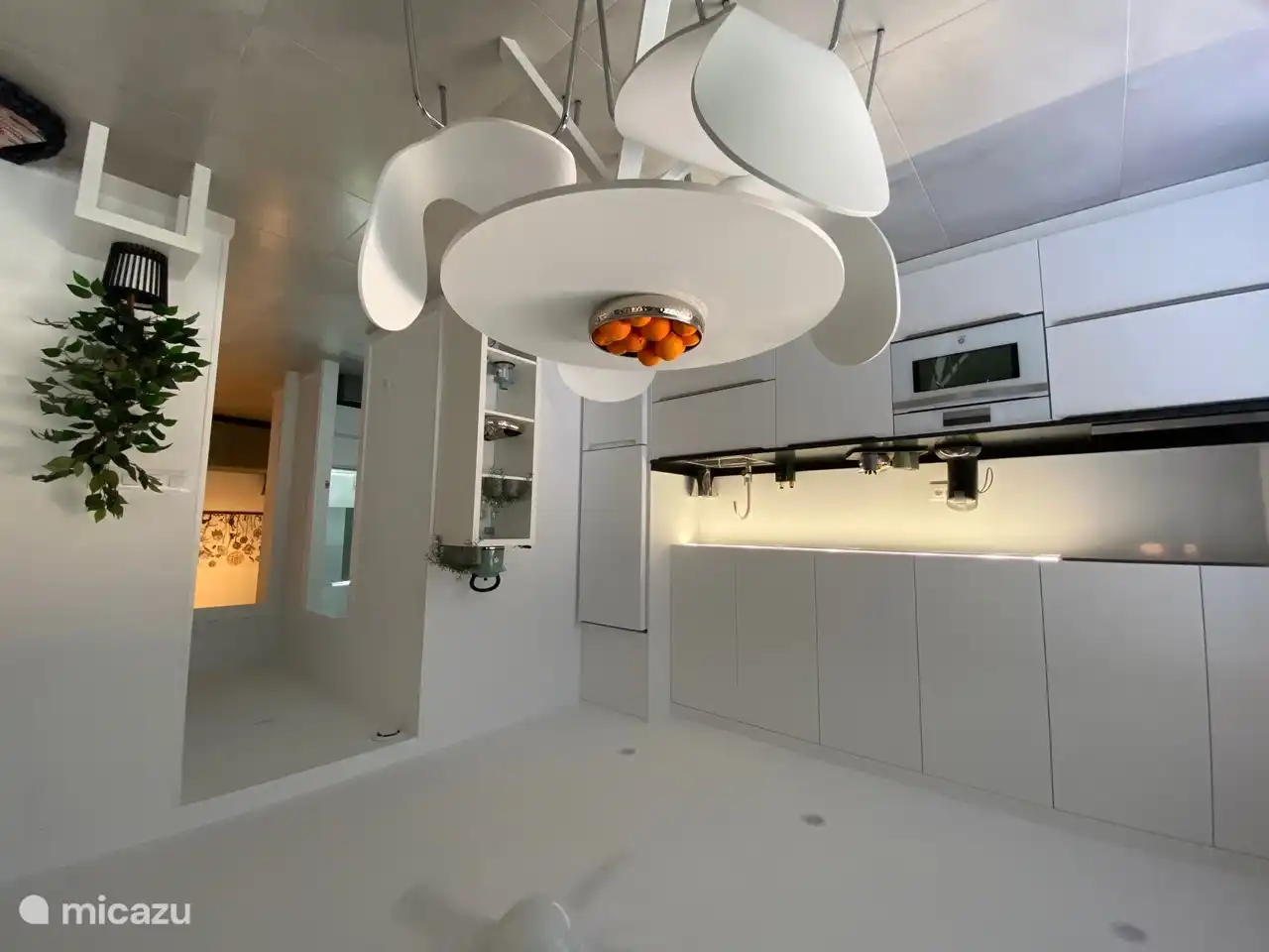 Lujosa cocina espaciosa con mesa de comedor...