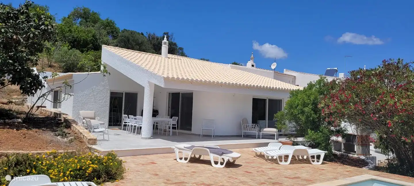 Vista frontal de la casa