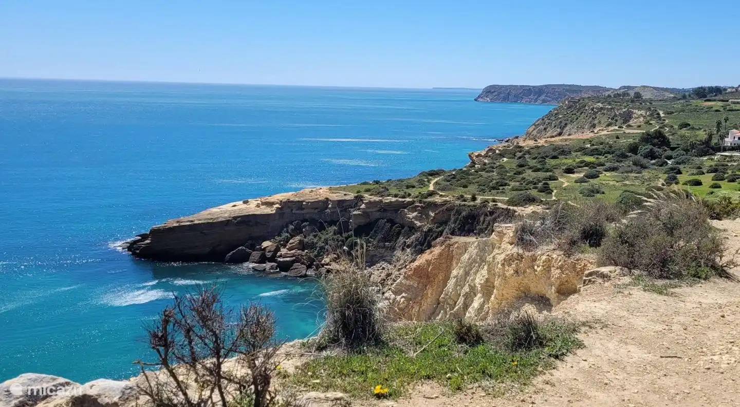 Sendero a lo largo de los acantilados