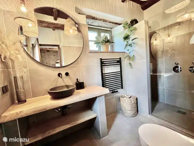 Villa Tosca huren in Italië, Toscane, Camporgiano - villa De aangrenzende badkamer
