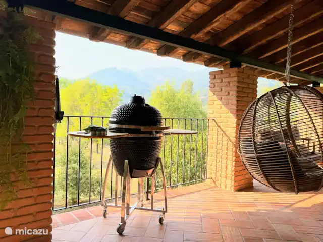 Villa Tosca huren in Italië, Toscane, Camporgiano - villa Geniet van de heerlijkste gerechten op je eigen balkon met deze Kamado