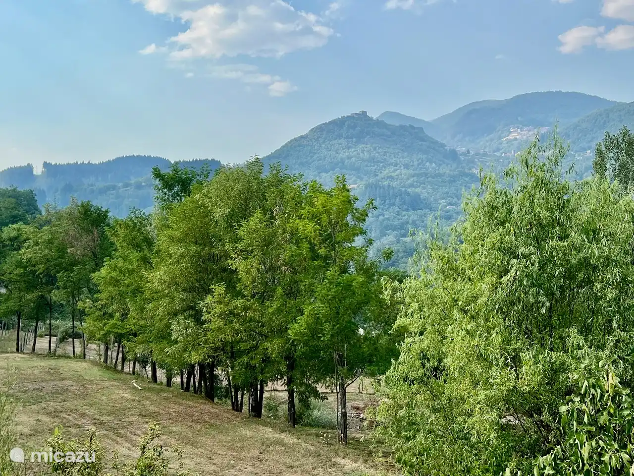 Eine wunderschöne Aussicht auf die Fortezza di Verrucole oben auf dem Berg