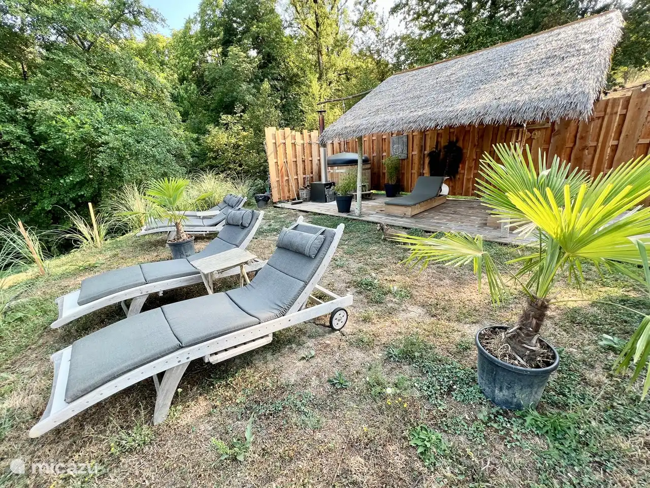 Der Wellnessbereich mit 4 Sonnenliegen, einem Whirlpool und einer wunderbaren Sauna.