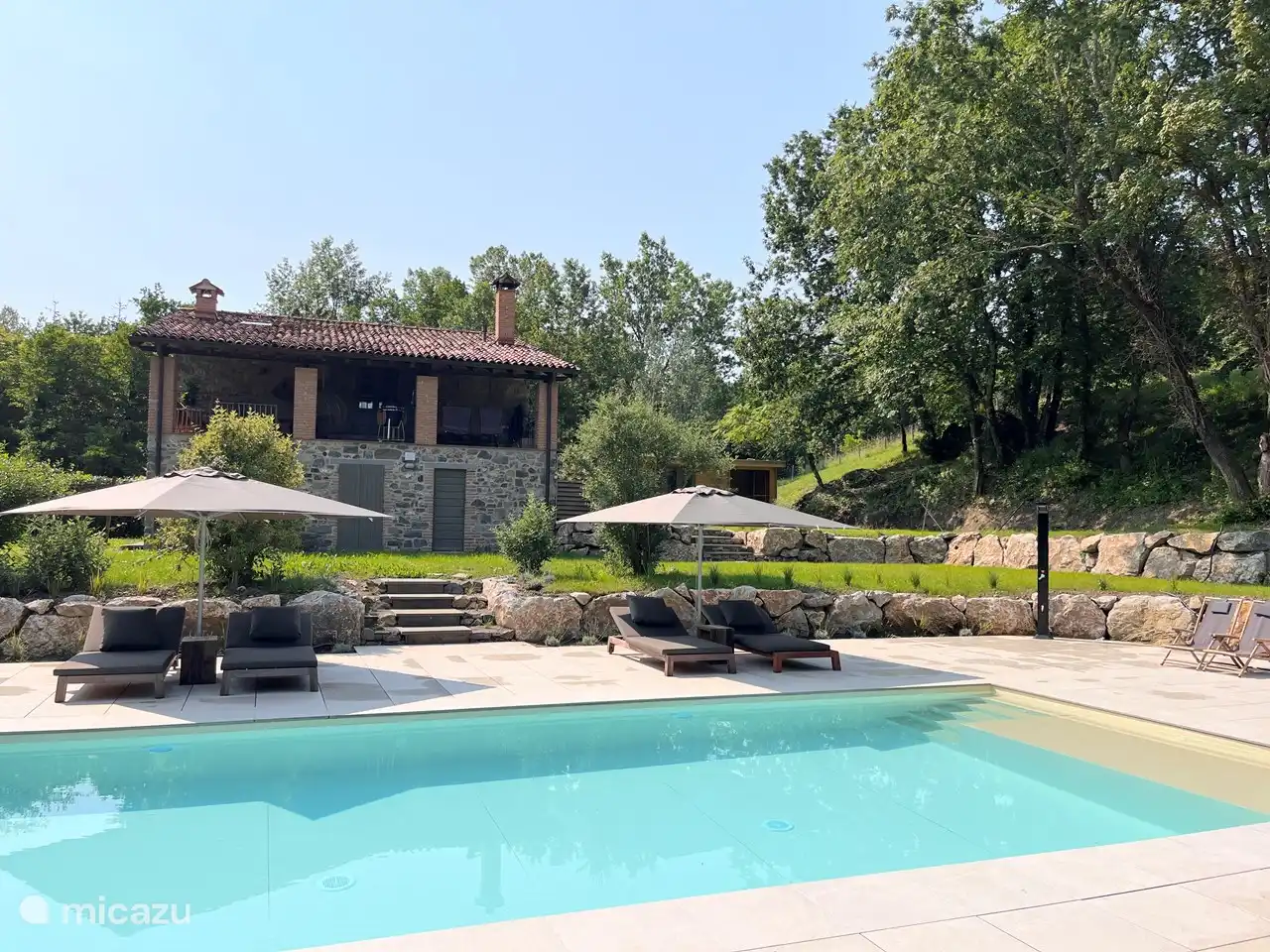 Genießen Sie die bequemen Sonnenliegen