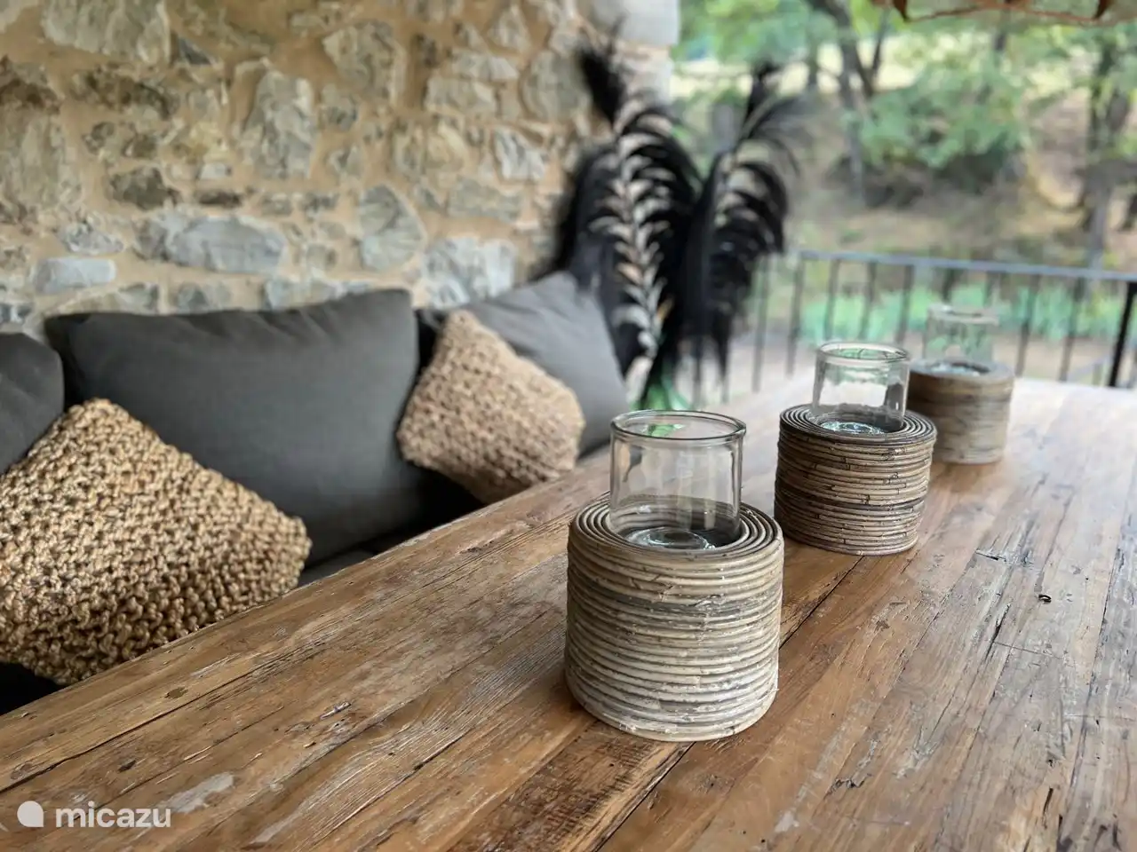 Ein Esstisch für 8 Personen für schöne Mahlzeiten im Freien