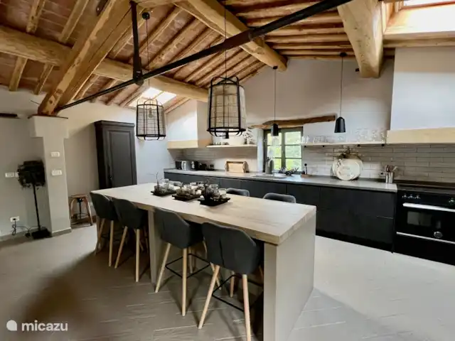 Villa Tosca huren in Italië, Toscane, Camporgiano - villa Of als het weer even tegen zit, borrelen aan de eetbar in de keuken