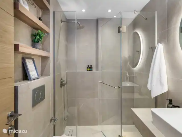 Villa Los Pacos | Grèce, Crète, Adele - villa Salle de bain à l’étage avec douche à l’italienne, toilettes, sèche-linge et machine à laver