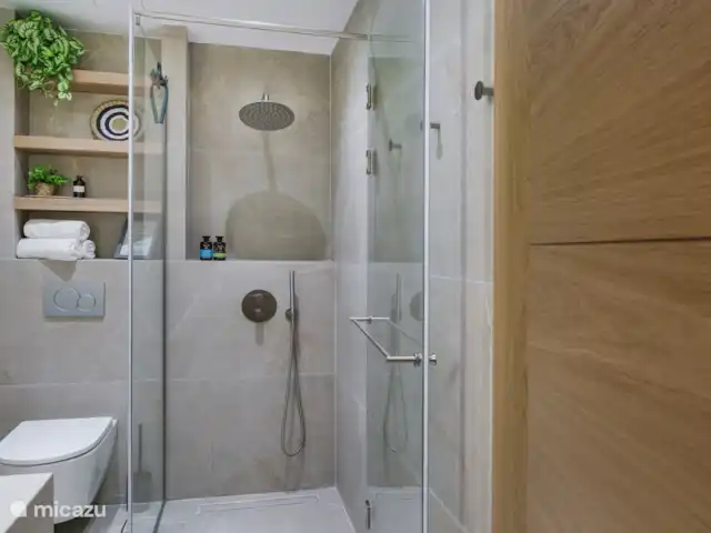 Villa Los Pacos | Grèce, Crète, Adele - villa Salle de bain au rez-de-chaussée avec douche à l’italienne et WC