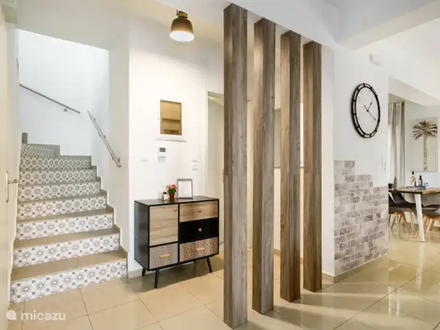 Villa Los Pacos | Grèce, Crète, Adele - villa Salle de bain au rez-de-chaussée et escaliers menant aux chambres et à la salle de bains du niveau supérieur